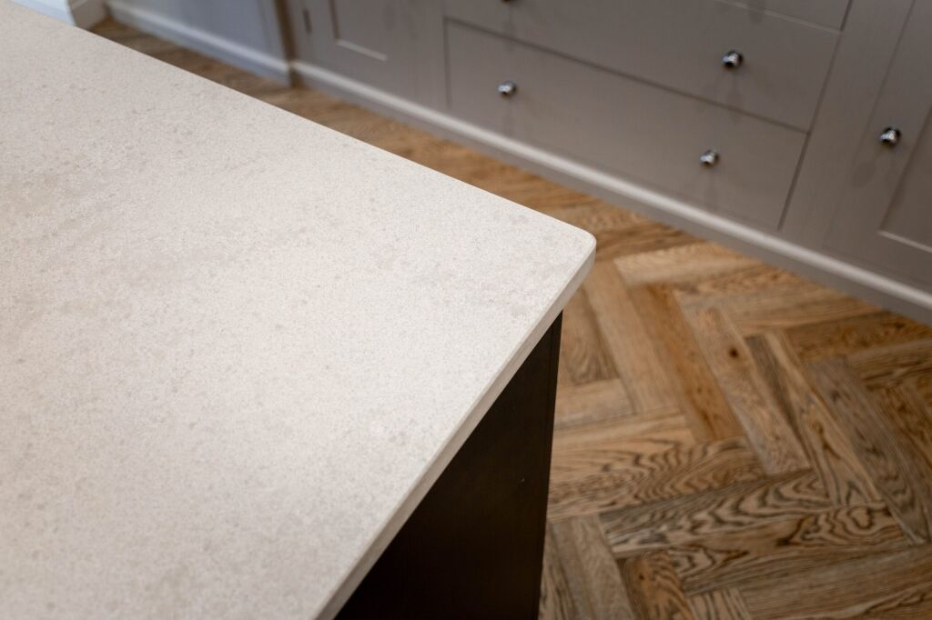 White Concrete Quartz island worktop corner showing clean edge detail and pale concrete-effect mottling