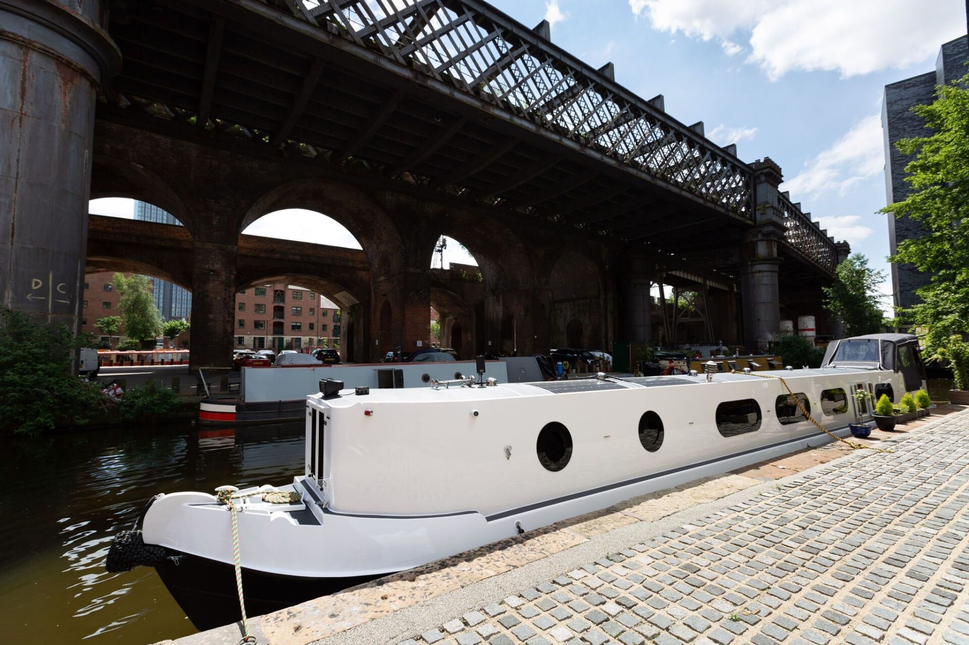 Narrow boat exterior photo for Paul’s Ice White Quartz worktop testimonial project
