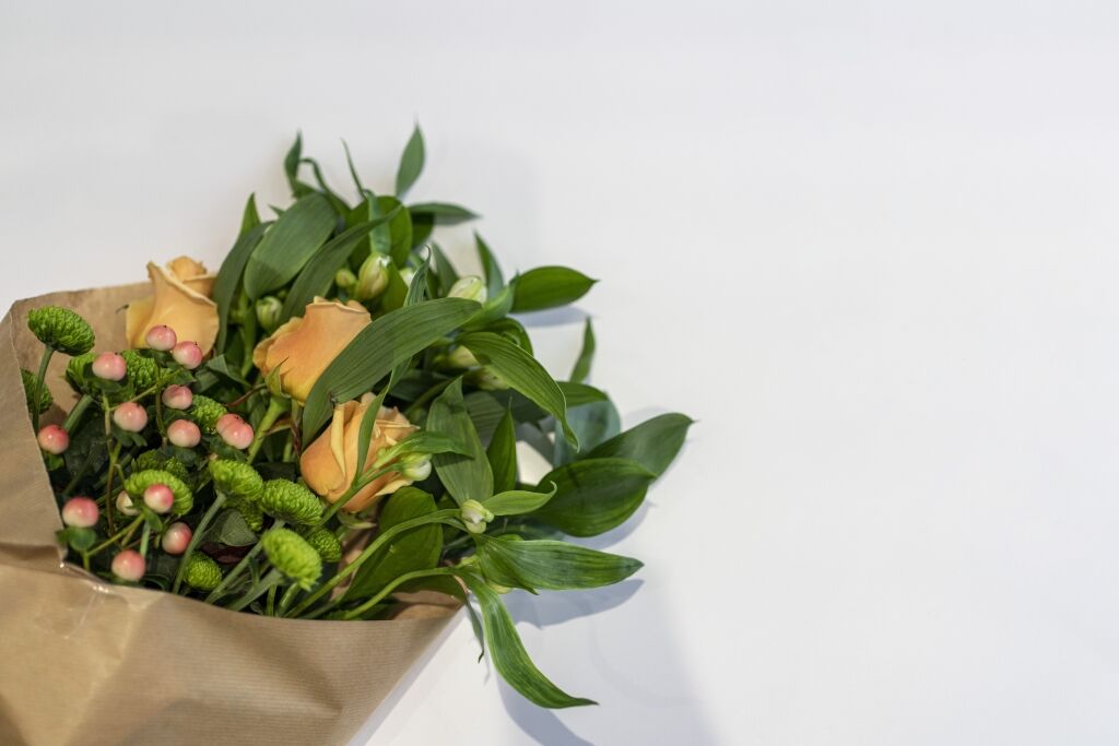 Blanco Zeus Quartz worktop close-up with bright white surface shown beside a bouquet on the island