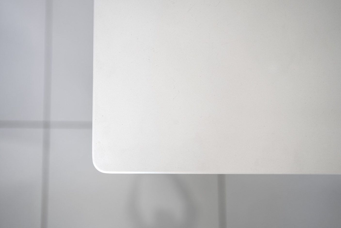 Classic White Quartz worktop corner close-up showing a rounded edge and smooth white finish