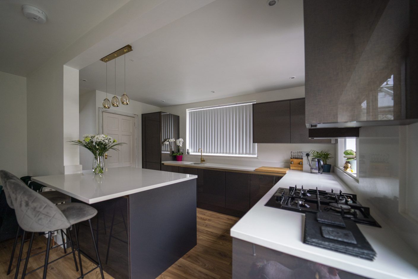 Kitchen island and cooking area finished with Imperial White Quartz worktops and a gas hob