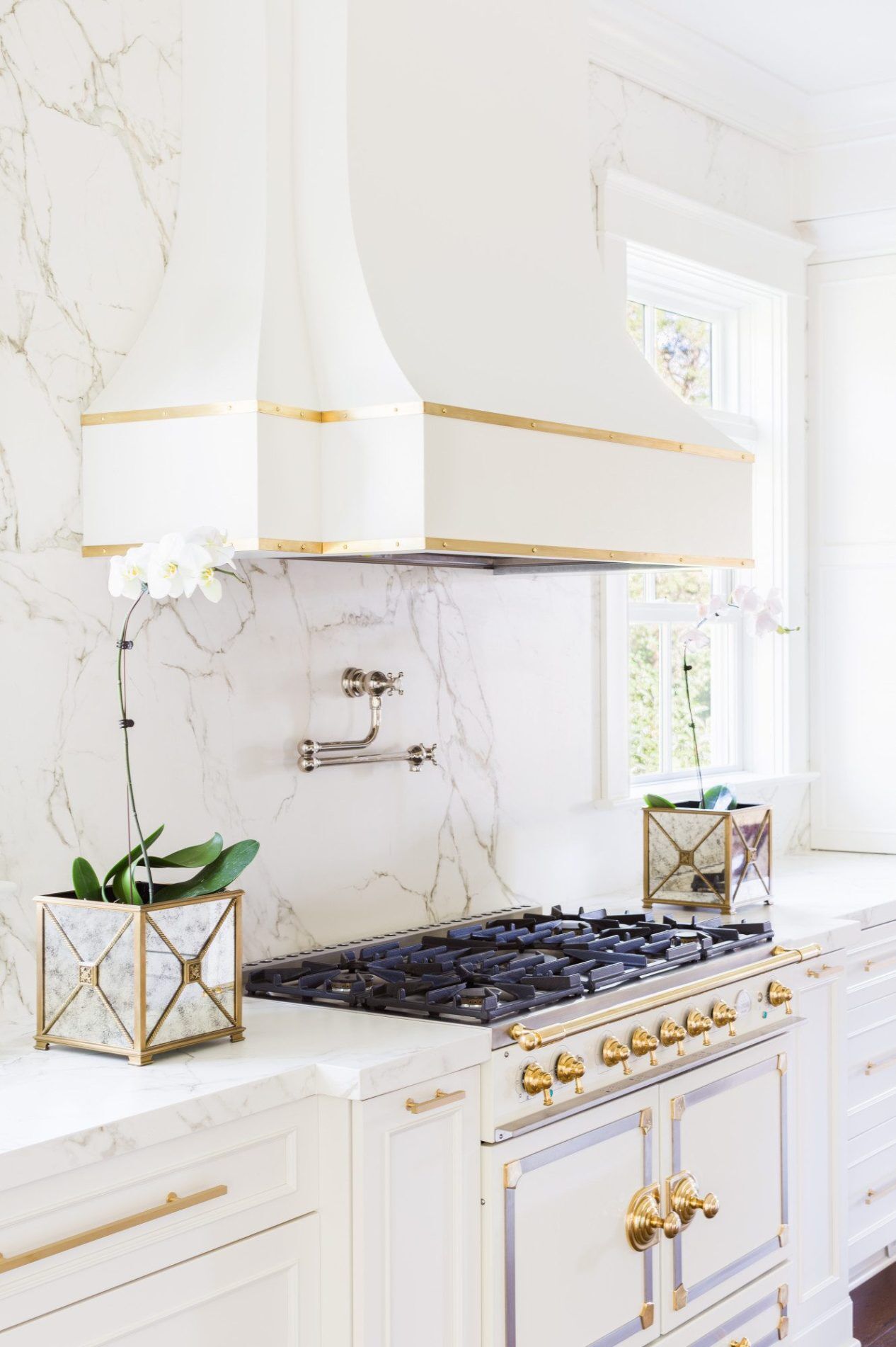 Entzo Porcelain splashback and worktop with marble style veining behind cooker