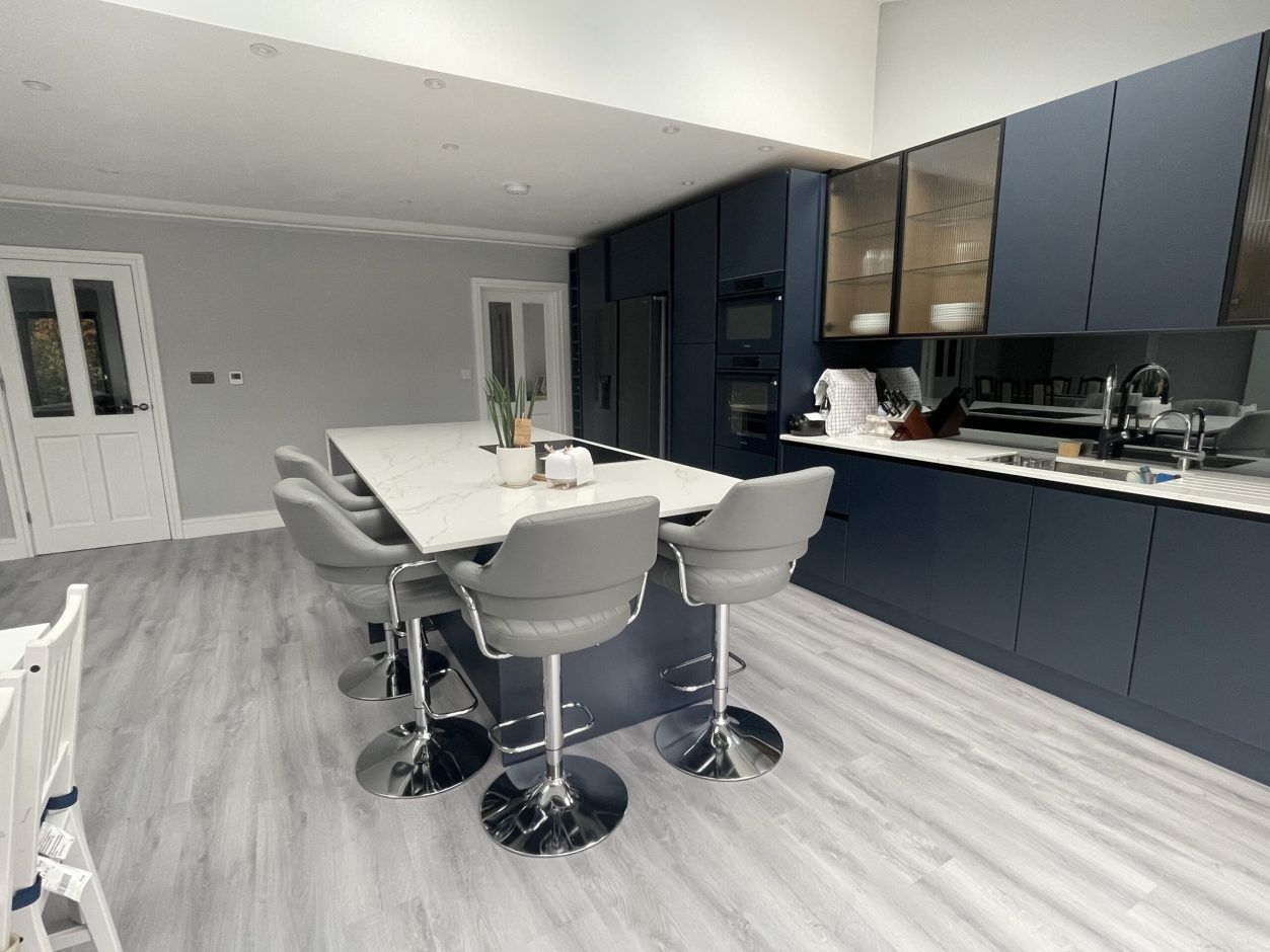 Aura 15 Porcelain kitchen island with white surface and modern seating